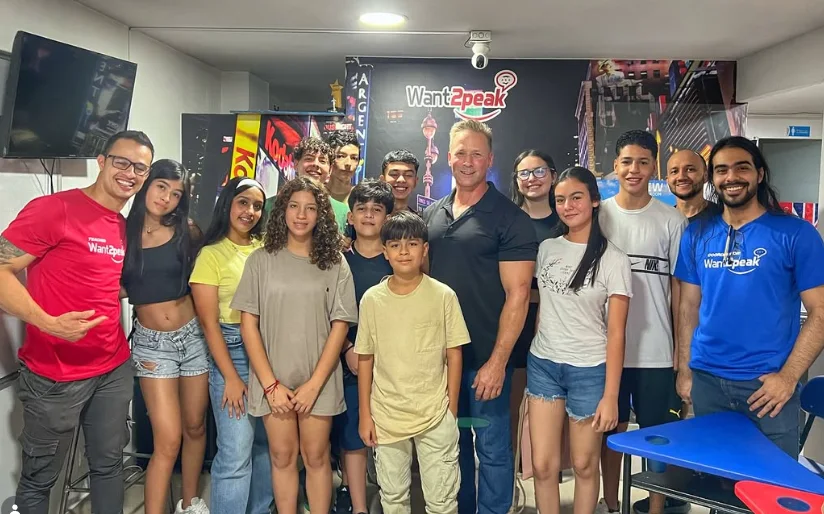 Estudiantes de Want2peak con su profesor