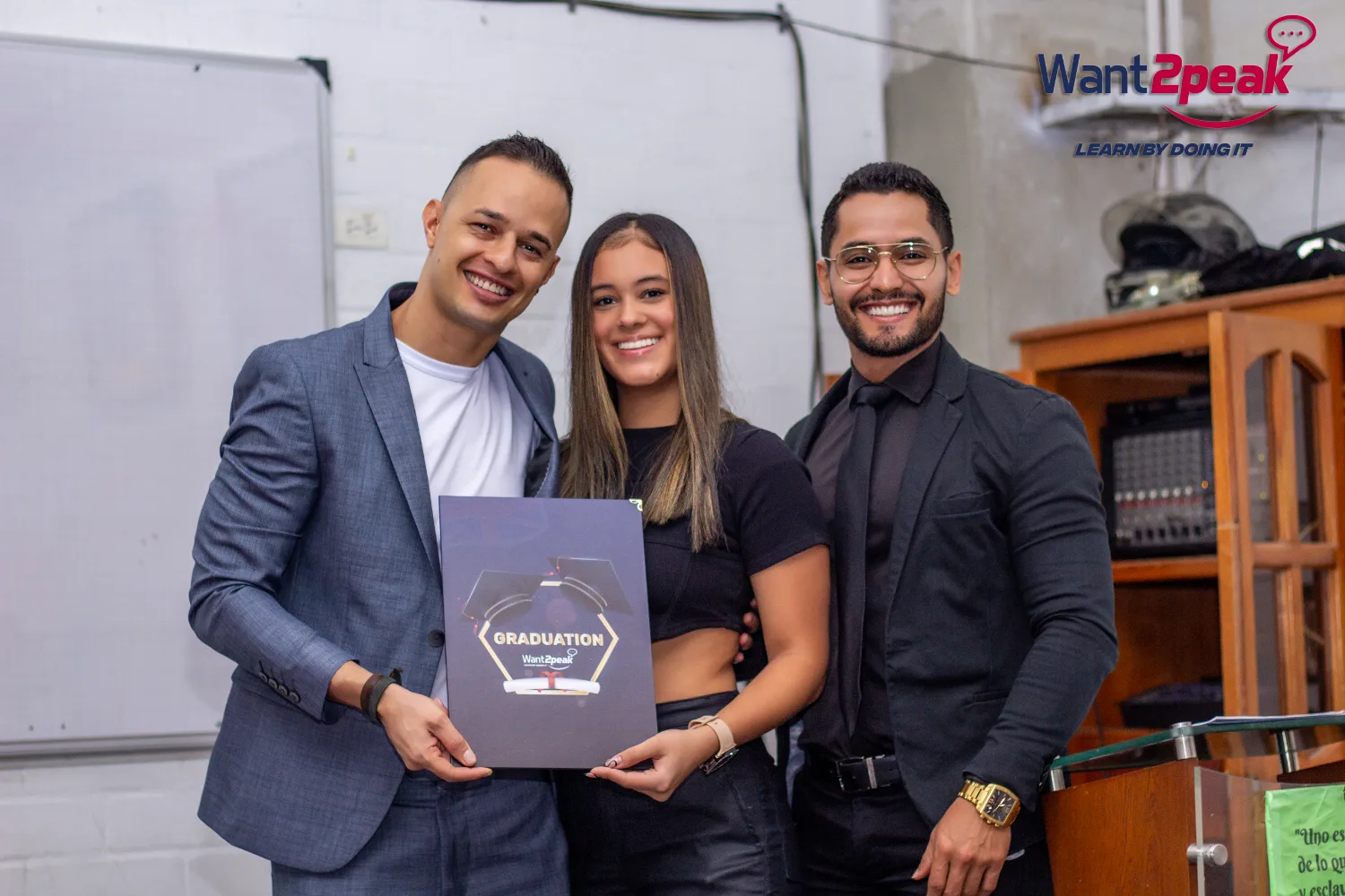 Estudiantes graduados Want2peak con su diploma