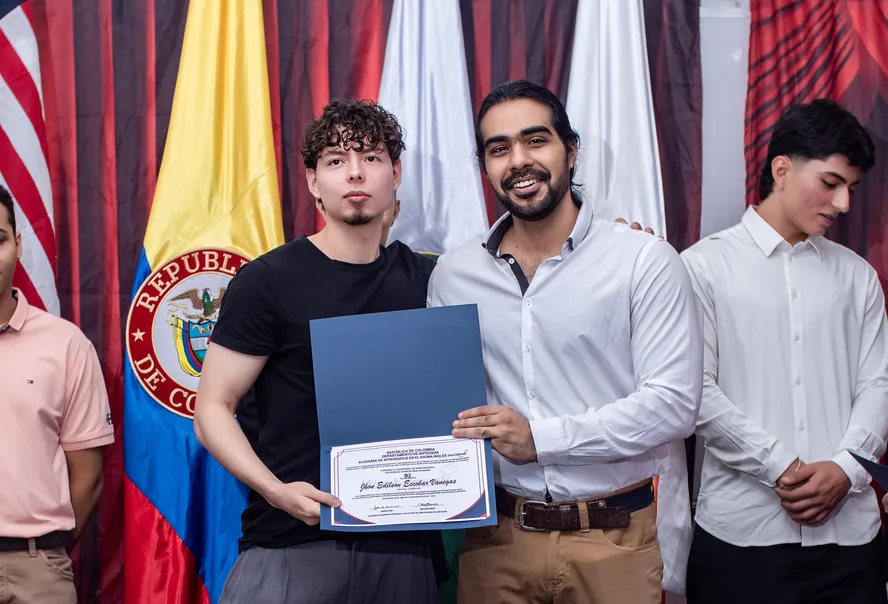 Estudiantes adultos celebrando graduación